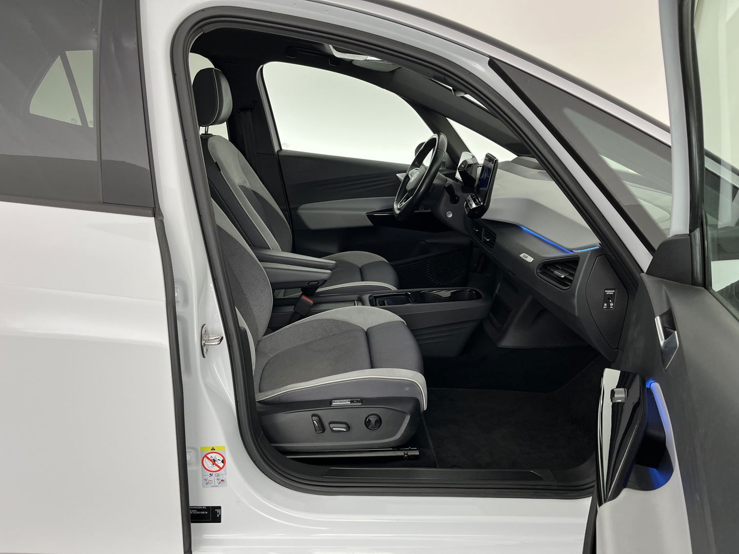 Volkswagen ID.3 First Max 58 kWh [ 3-Fase-11kW ] {SOH-89%} (INCL-BTW) *HEATPUMP | PANO | HEAD-UP | ADAPTIVE-CRUISE | IQ-LIGHTS | BLINDSPOT | CAMERA | KEYLESS | MICROFIBRE | AMBIENTLIGHT | NAVI-FULLMAP | DAB+ | ECC | HEATED-SPORTSEATS | DIGI-COCKPIT |