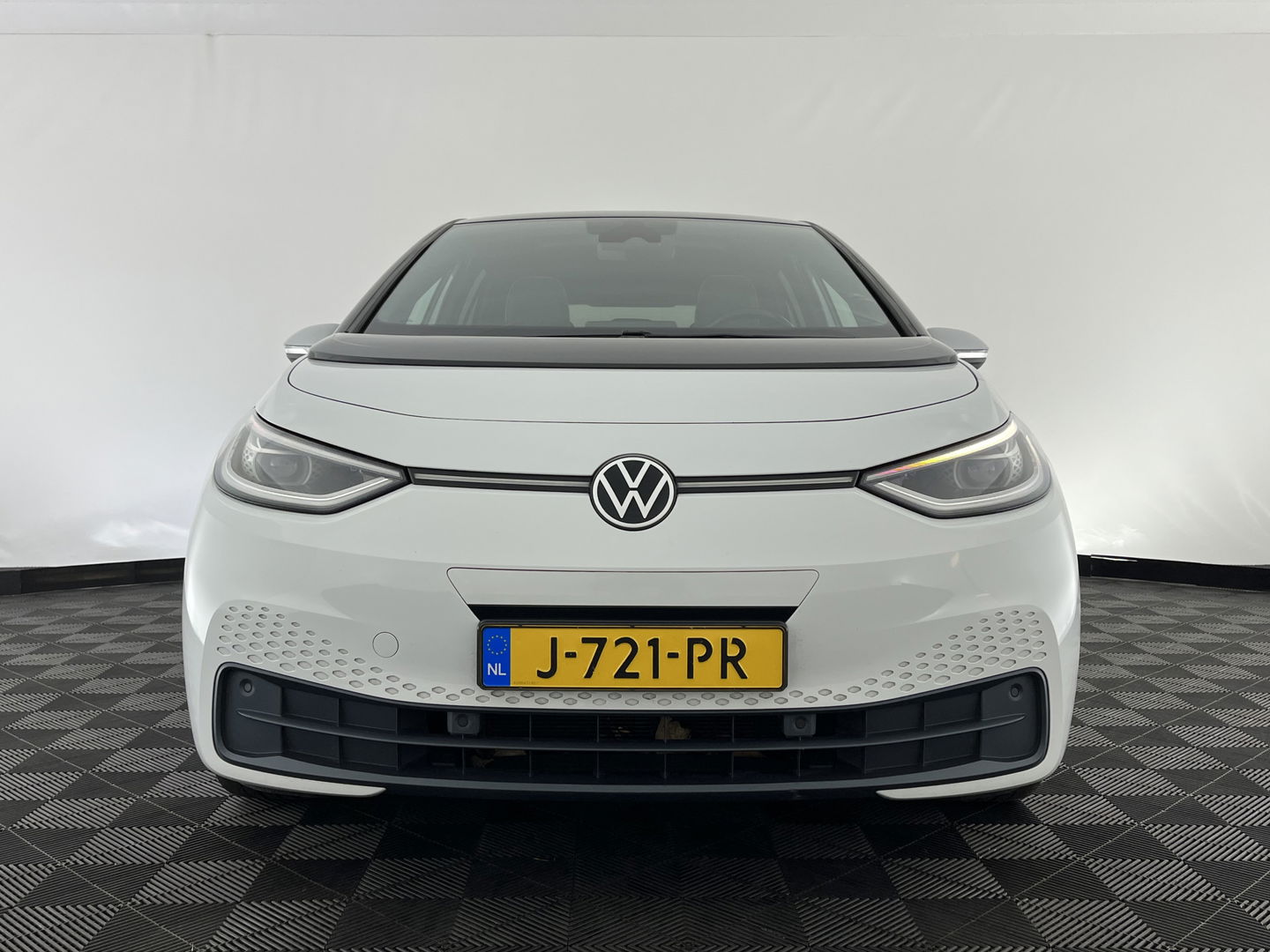 Volkswagen ID.3 First Max 58 kWh [ 3-Fase-11kW ] {SOH-89%} (INCL-BTW) *HEATPUMP | PANO | HEAD-UP | ADAPTIVE-CRUISE | IQ-LIGHTS | BLINDSPOT | CAMERA | KEYLESS | MICROFIBRE | AMBIENTLIGHT | NAVI-FULLMAP | DAB+ | ECC | HEATED-SPORTSEATS | DIGI-COCKPIT |