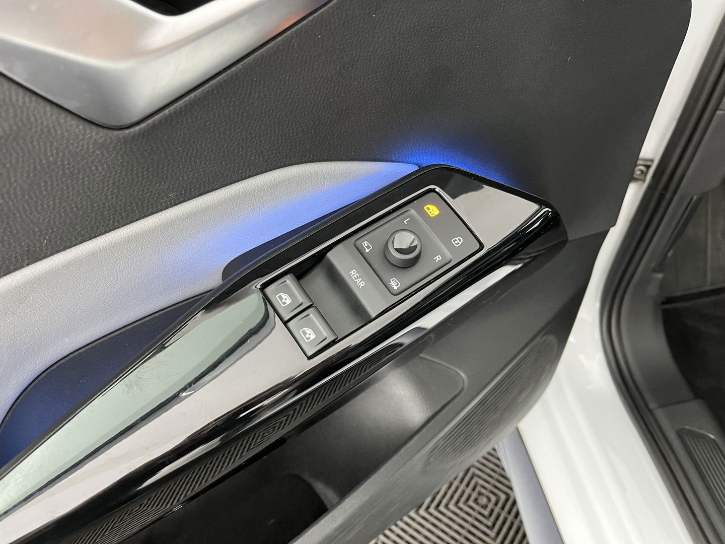 Volkswagen ID.3 First Max 58 kWh [ 3-Fase-11kW ] {SOH-89%} (INCL-BTW) *HEATPUMP | PANO | HEAD-UP | ADAPTIVE-CRUISE | IQ-LIGHTS | BLINDSPOT | CAMERA | KEYLESS | MICROFIBRE | AMBIENTLIGHT | NAVI-FULLMAP | DAB+ | ECC | HEATED-SPORTSEATS | DIGI-COCKPIT |