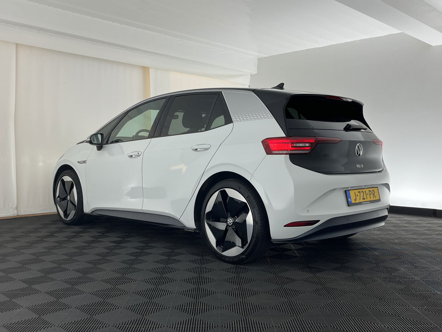 Volkswagen ID.3 First Max 58 kWh [ 3-Fase-11kW ] {SOH-89%} (INCL-BTW) *HEATPUMP | PANO | HEAD-UP | ADAPTIVE-CRUISE | IQ-LIGHTS | BLINDSPOT | CAMERA | KEYLESS | MICROFIBRE | AMBIENTLIGHT | NAVI-FULLMAP | DAB+ | ECC | HEATED-SPORTSEATS | DIGI-COCKPIT |