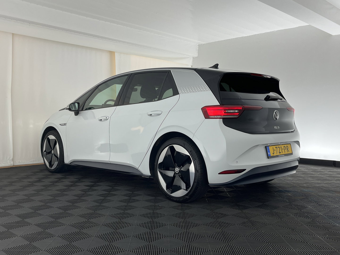 Volkswagen ID.3 First Max 58 kWh [ 3-Fase-11kW ] {SOH-89%} (INCL-BTW) *HEATPUMP | PANO | HEAD-UP | ADAPTIVE-CRUISE | IQ-LIGHTS | BLINDSPOT | CAMERA | KEYLESS | MICROFIBRE | AMBIENTLIGHT | NAVI-FULLMAP | DAB+ | ECC | HEATED-SPORTSEATS | DIGI-COCKPIT |