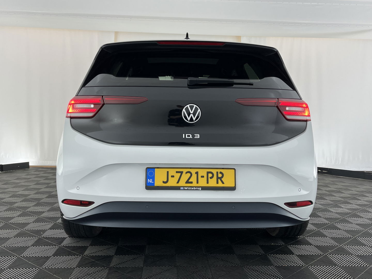 Volkswagen ID.3 First Max 58 kWh [ 3-Fase-11kW ] {SOH-89%} (INCL-BTW) *HEATPUMP | PANO | HEAD-UP | ADAPTIVE-CRUISE | IQ-LIGHTS | BLINDSPOT | CAMERA | KEYLESS | MICROFIBRE | AMBIENTLIGHT | NAVI-FULLMAP | DAB+ | ECC | HEATED-SPORTSEATS | DIGI-COCKPIT |