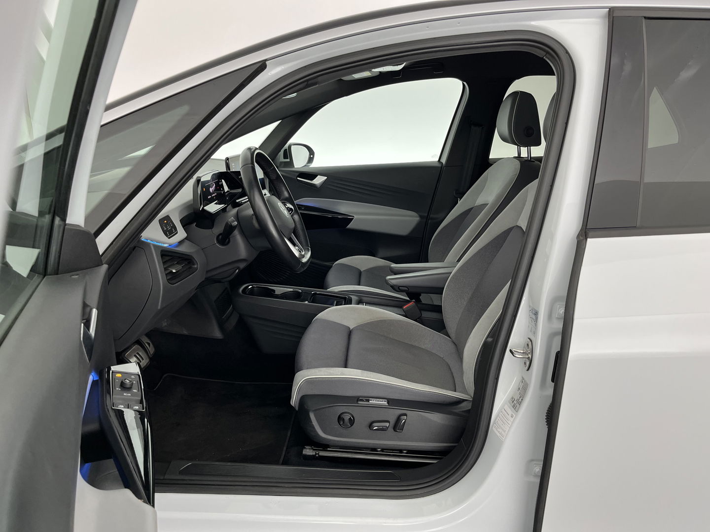 Volkswagen ID.3 First Max 58 kWh [ 3-Fase-11kW ] {SOH-89%} (INCL-BTW) *HEATPUMP | PANO | HEAD-UP | ADAPTIVE-CRUISE | IQ-LIGHTS | BLINDSPOT | CAMERA | KEYLESS | MICROFIBRE | AMBIENTLIGHT | NAVI-FULLMAP | DAB+ | ECC | HEATED-SPORTSEATS | DIGI-COCKPIT |