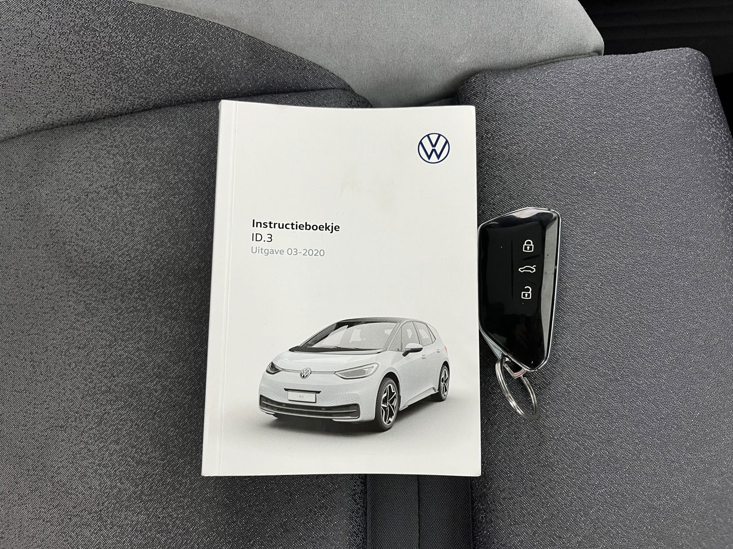 Volkswagen ID.3 First Max 58 kWh [ 3-Fase-11kW ] {SOH-89%} (INCL-BTW) *HEATPUMP | PANO | HEAD-UP | ADAPTIVE-CRUISE | IQ-LIGHTS | BLINDSPOT | CAMERA | KEYLESS | MICROFIBRE | AMBIENTLIGHT | NAVI-FULLMAP | DAB+ | ECC | HEATED-SPORTSEATS | DIGI-COCKPIT |