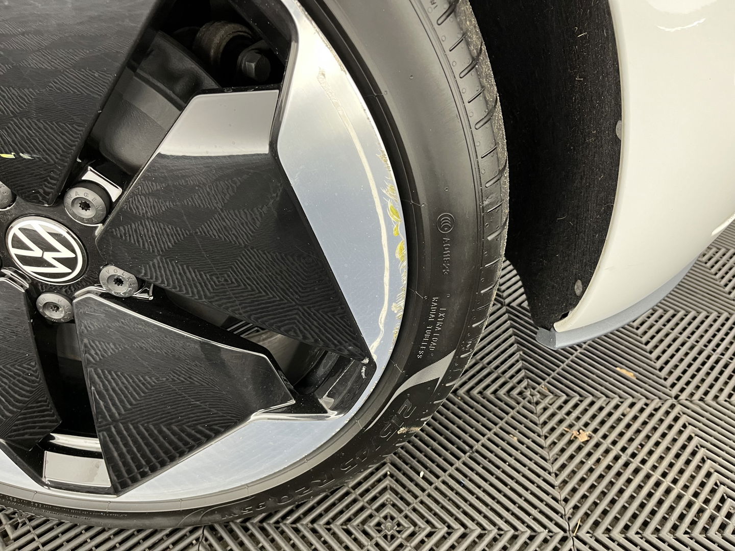 Volkswagen ID.3 First Max 58 kWh [ 3-Fase-11kW ] {SOH-89%} (INCL-BTW) *HEATPUMP | PANO | HEAD-UP | ADAPTIVE-CRUISE | IQ-LIGHTS | BLINDSPOT | CAMERA | KEYLESS | MICROFIBRE | AMBIENTLIGHT | NAVI-FULLMAP | DAB+ | ECC | HEATED-SPORTSEATS | DIGI-COCKPIT |