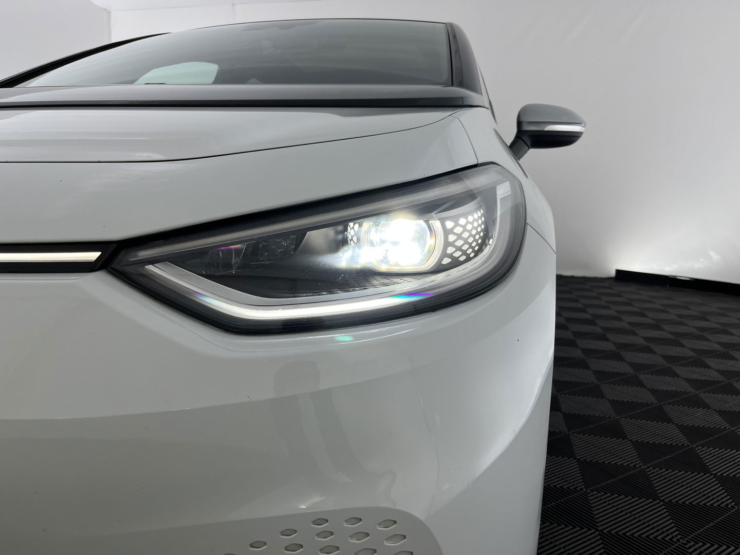 Volkswagen ID.3 First Max 58 kWh [ 3-Fase-11kW ] {SOH-89%} (INCL-BTW) *HEATPUMP | PANO | HEAD-UP | ADAPTIVE-CRUISE | IQ-LIGHTS | BLINDSPOT | CAMERA | KEYLESS | MICROFIBRE | AMBIENTLIGHT | NAVI-FULLMAP | DAB+ | ECC | HEATED-SPORTSEATS | DIGI-COCKPIT |