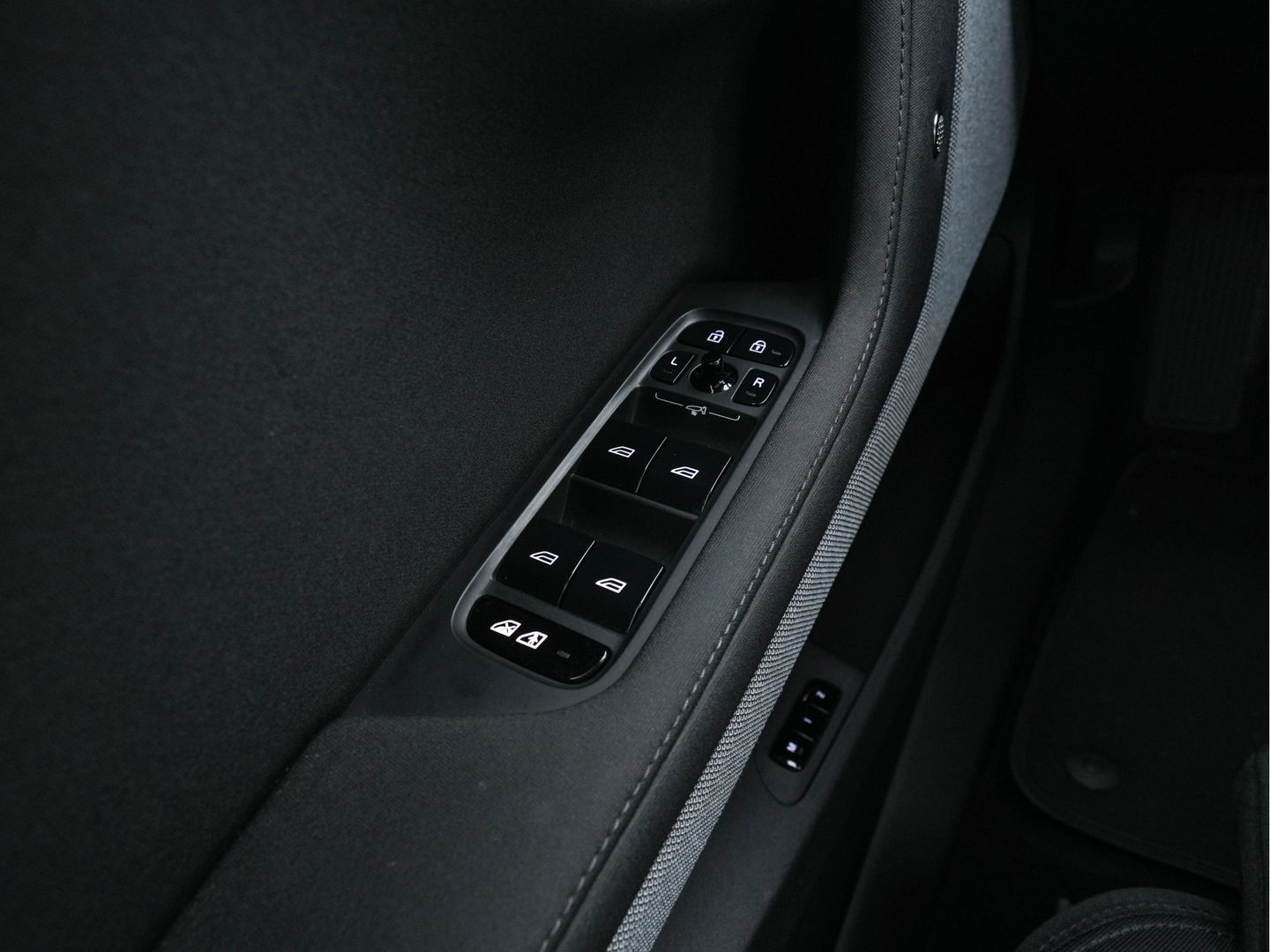 Polestar 2 Long Range Dual Motor Launch Edition 78kWh (3-Fase-11kW) {SOH-88%} Aut.*PANO | NAVI-FULLMAP | FULL-LED | ADAPTIVE-CRUISE | BLINDSPOT | TOPVIEW | KEYLESS | LANE-ASSIST | DIGI-COCKPIT | CARPLAY | DAB+ | HEATED-SPORTSEATS | CAMERA | MEMORY-PACK | PDC | 19''A