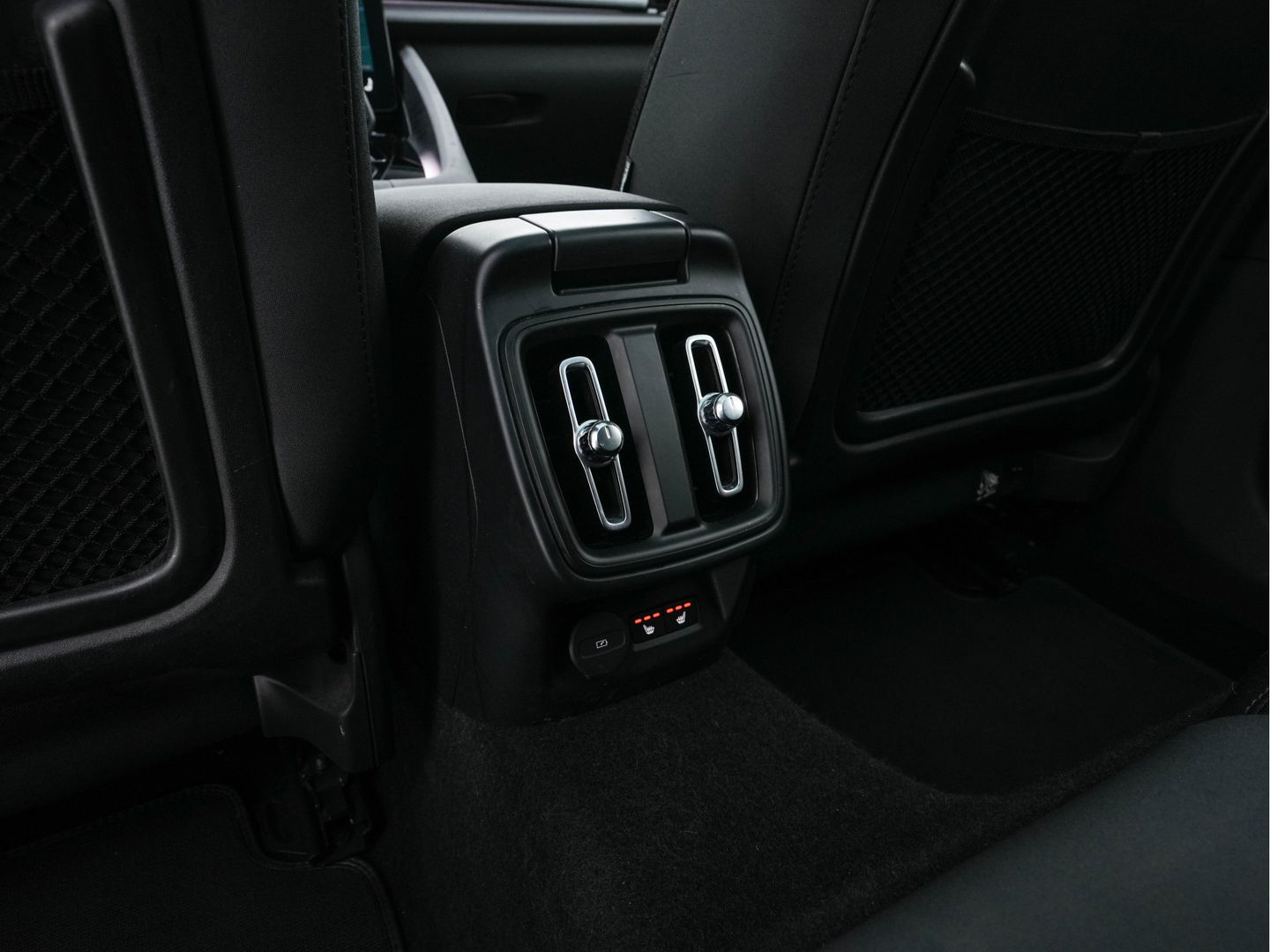 Polestar 2 Long Range Dual Motor Launch Edition 78kWh (3-Fase-11kW) {SOH-88%} Aut.*PANO | NAVI-FULLMAP | FULL-LED | ADAPTIVE-CRUISE | BLINDSPOT | TOPVIEW | KEYLESS | LANE-ASSIST | DIGI-COCKPIT | CARPLAY | DAB+ | HEATED-SPORTSEATS | CAMERA | MEMORY-PACK | PDC | 19''A