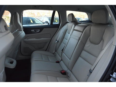 Volvo V60 Cross Country B5 AWD | Pilot-Assist | BLIS | Stoel + Stuur Verwarmd | Camera | Dealer onderhouden |