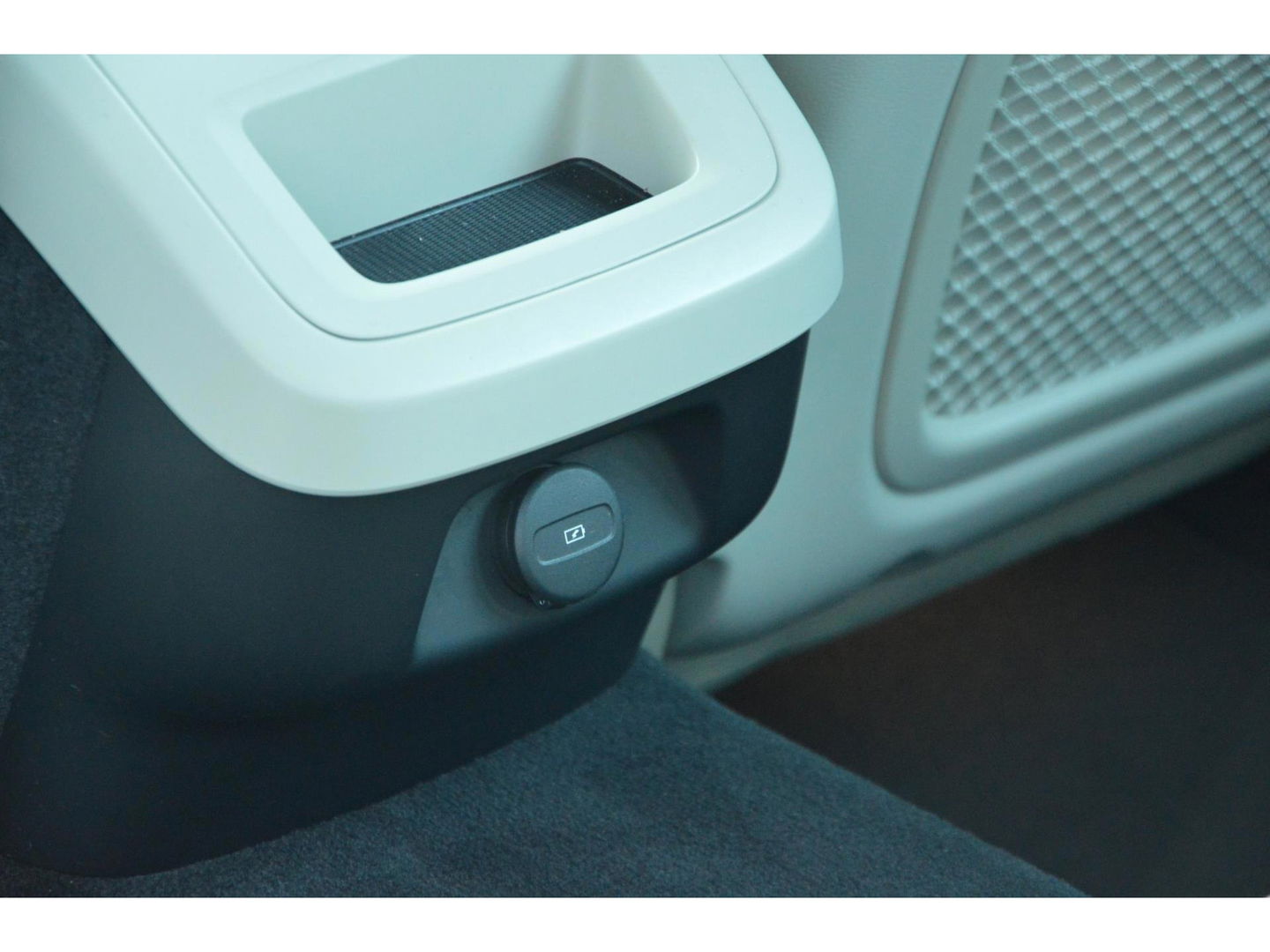 Volvo V60 Cross Country B5 AWD | Pilot-Assist | BLIS | Stoel + Stuur Verwarmd | Camera | Dealer onderhouden |