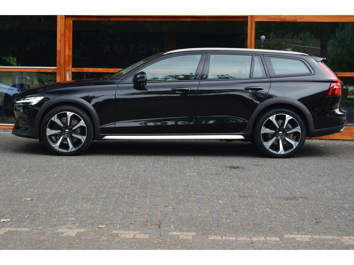 Volvo V60 Cross Country B5 AWD | Pilot-Assist | BLIS | Stoel + Stuur Verwarmd | Camera | Dealer onderhouden |