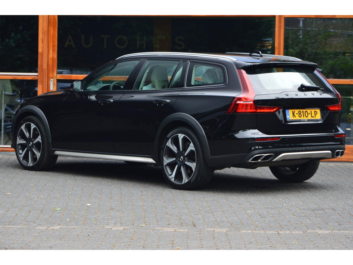 Volvo V60 Cross Country B5 AWD | Pilot-Assist | BLIS | Stoel + Stuur Verwarmd | Camera | Dealer onderhouden |