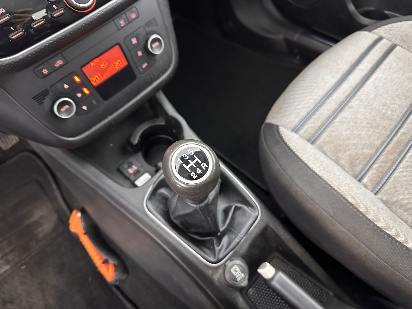 Fiat Punto Evo 1.3 M-Jet Dynamic *ECC | PDC | CRUISE | COMFORTSEATS | TOWBAR | RADIO-CD/MP3 | 15''ALU *