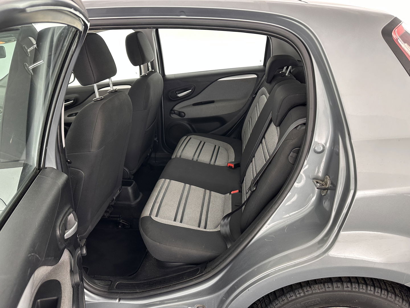 Fiat Punto Evo 1.3 M-Jet Dynamic *ECC | PDC | CRUISE | COMFORTSEATS | TOWBAR | RADIO-CD/MP3 | 15''ALU *