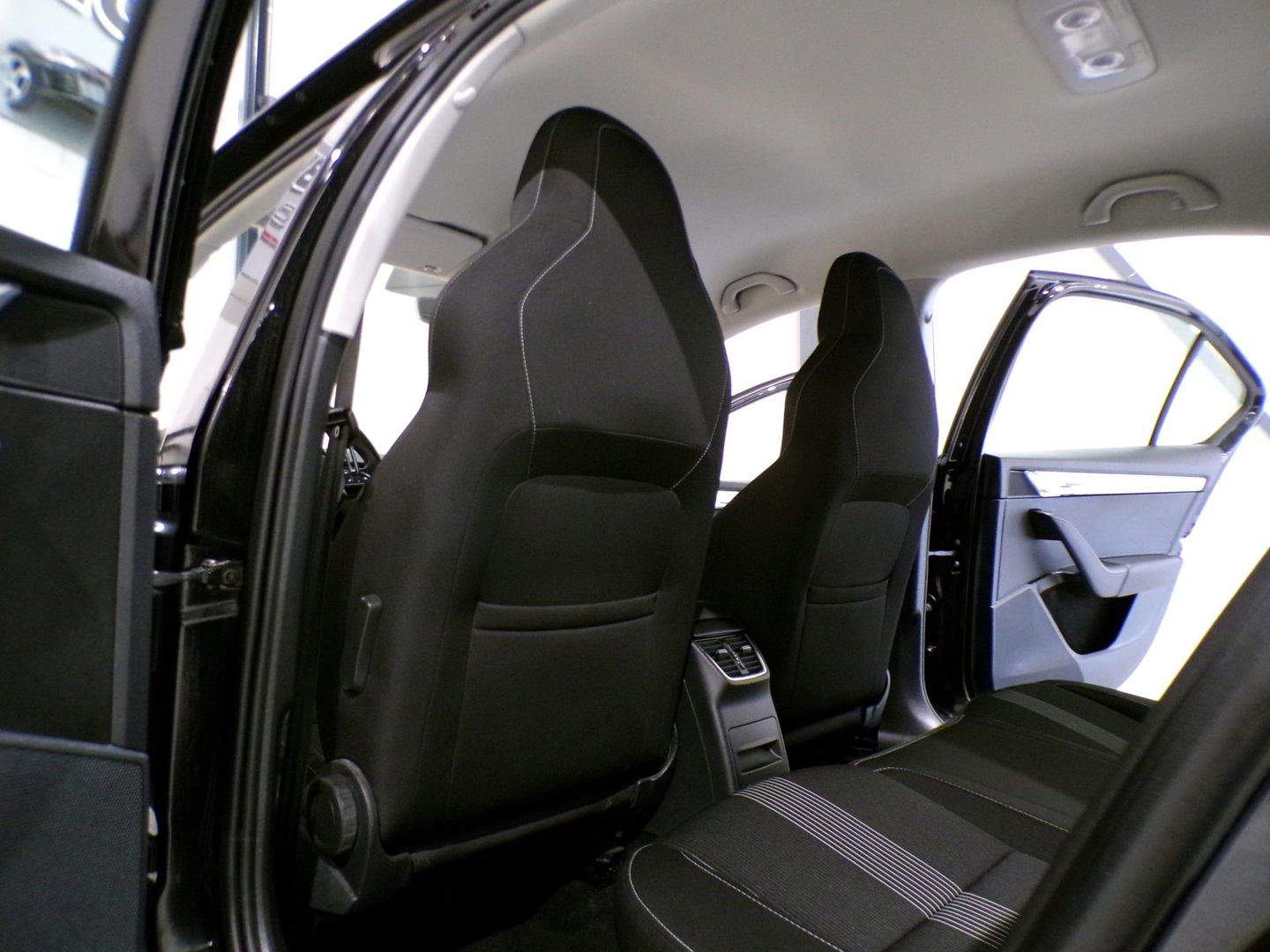 Škoda Octavia 1.0 TSI 116PK Greentech Ambition Business "Origineel NL!" Automaat! RS-Stoelen Apple-carplay Parkeersensor Navigatie