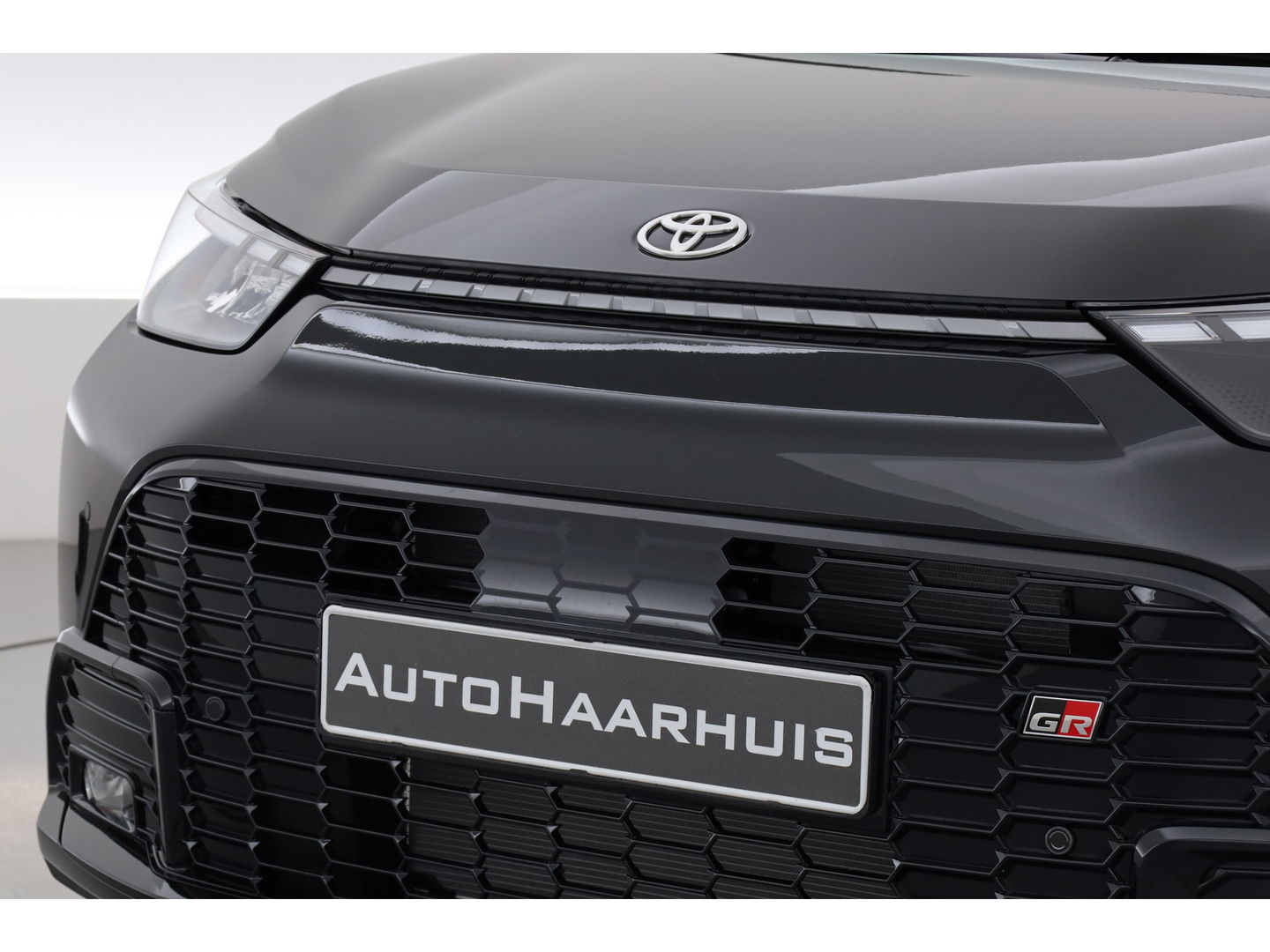 Toyota Aygo X Hybrid 115 GR Sport | Direct Leverbaar | Camera | Adapt. Cruise | JBL Audio | Keyless | Stoelverw. | Apple CarPlay |