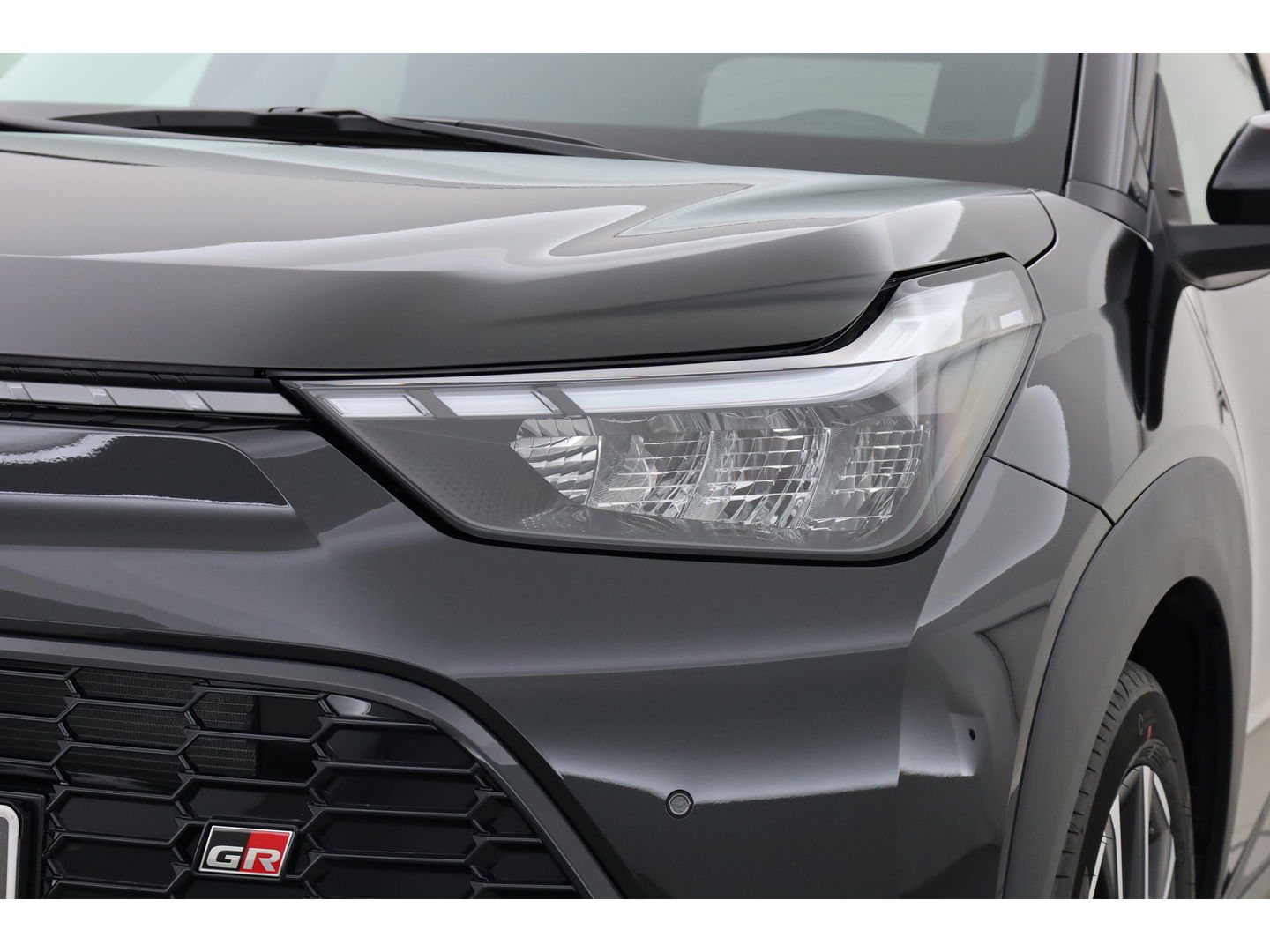 Toyota Aygo X Hybrid 115 GR Sport | Direct Leverbaar | Camera | Adapt. Cruise | JBL Audio | Keyless | Stoelverw. | Apple CarPlay |