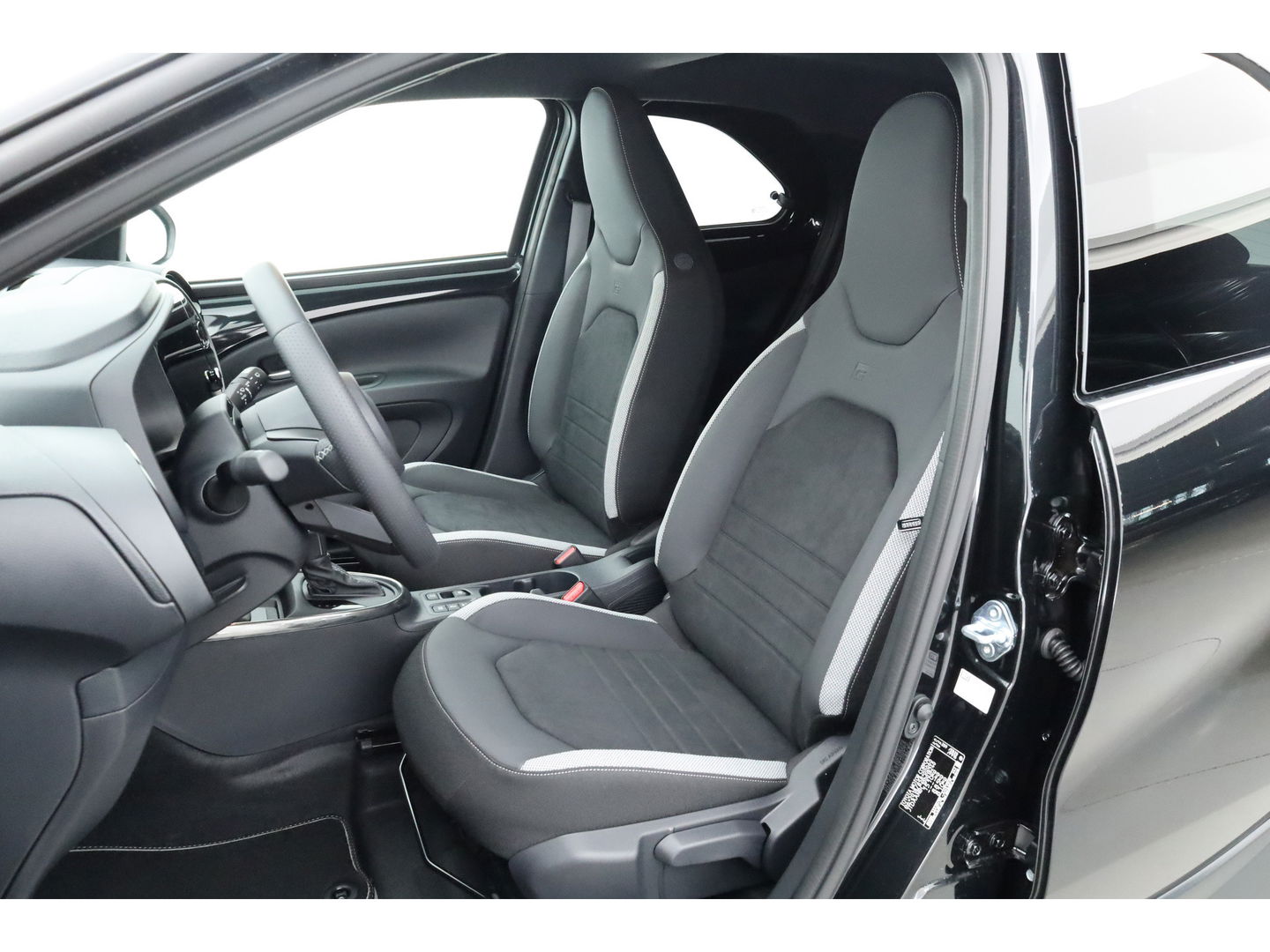 Toyota Aygo X Hybrid 115 GR Sport | Direct Leverbaar | Camera | Adapt. Cruise | JBL Audio | Keyless | Stoelverw. | Apple CarPlay |