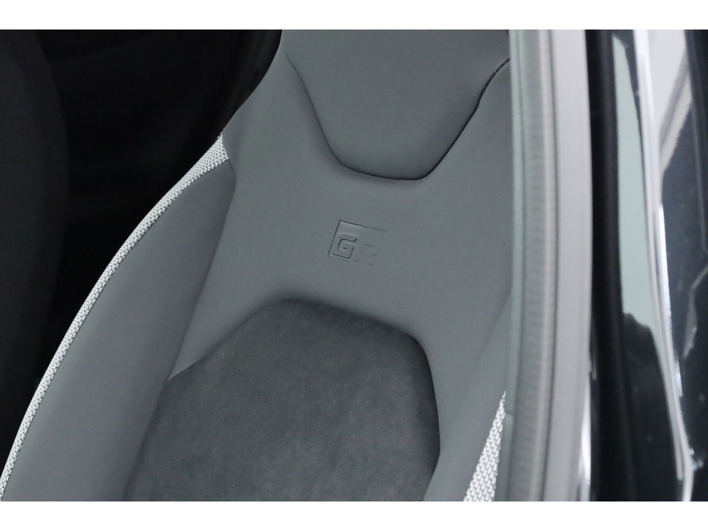 Toyota Aygo X Hybrid 115 GR Sport | Direct Leverbaar | Camera | Adapt. Cruise | JBL Audio | Keyless | Stoelverw. | Apple CarPlay |