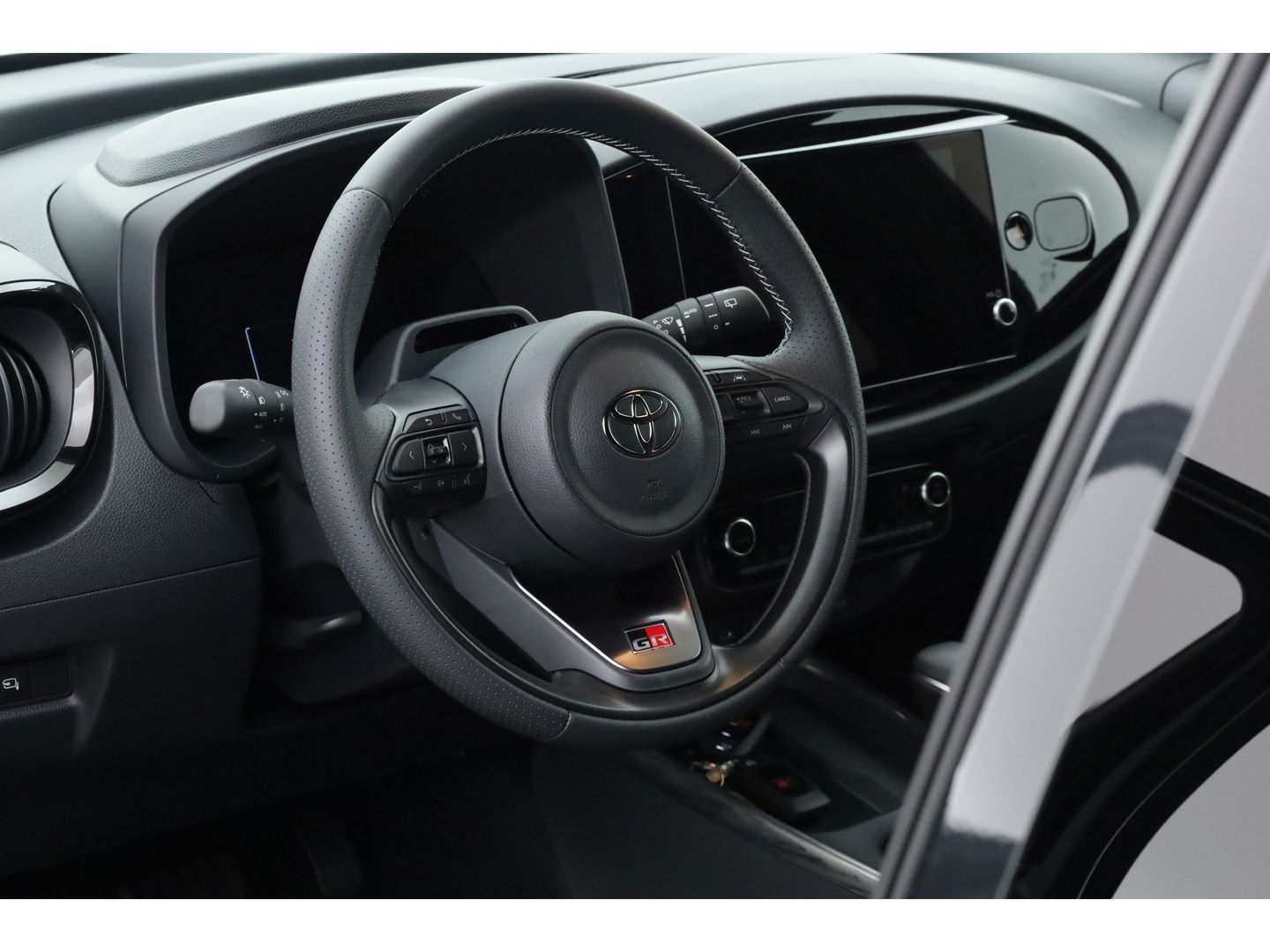 Toyota Aygo X Hybrid 115 GR Sport | Direct Leverbaar | Camera | Adapt. Cruise | JBL Audio | Keyless | Stoelverw. | Apple CarPlay |