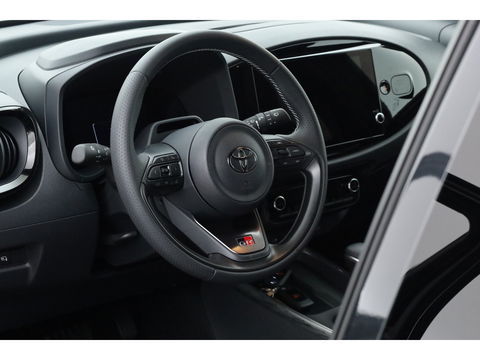 Toyota Aygo X Hybrid 115 GR Sport | Direct Leverbaar | Camera | Adapt. Cruise | JBL Audio | Keyless | Stoelverw. | Apple CarPlay |