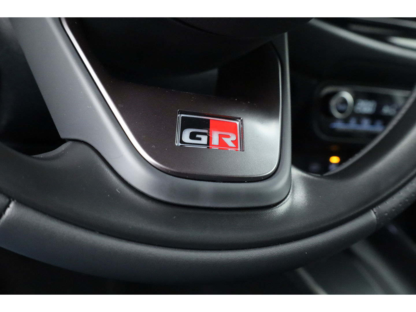 Toyota Aygo X Hybrid 115 GR Sport | Direct Leverbaar | Camera | Adapt. Cruise | JBL Audio | Keyless | Stoelverw. | Apple CarPlay |