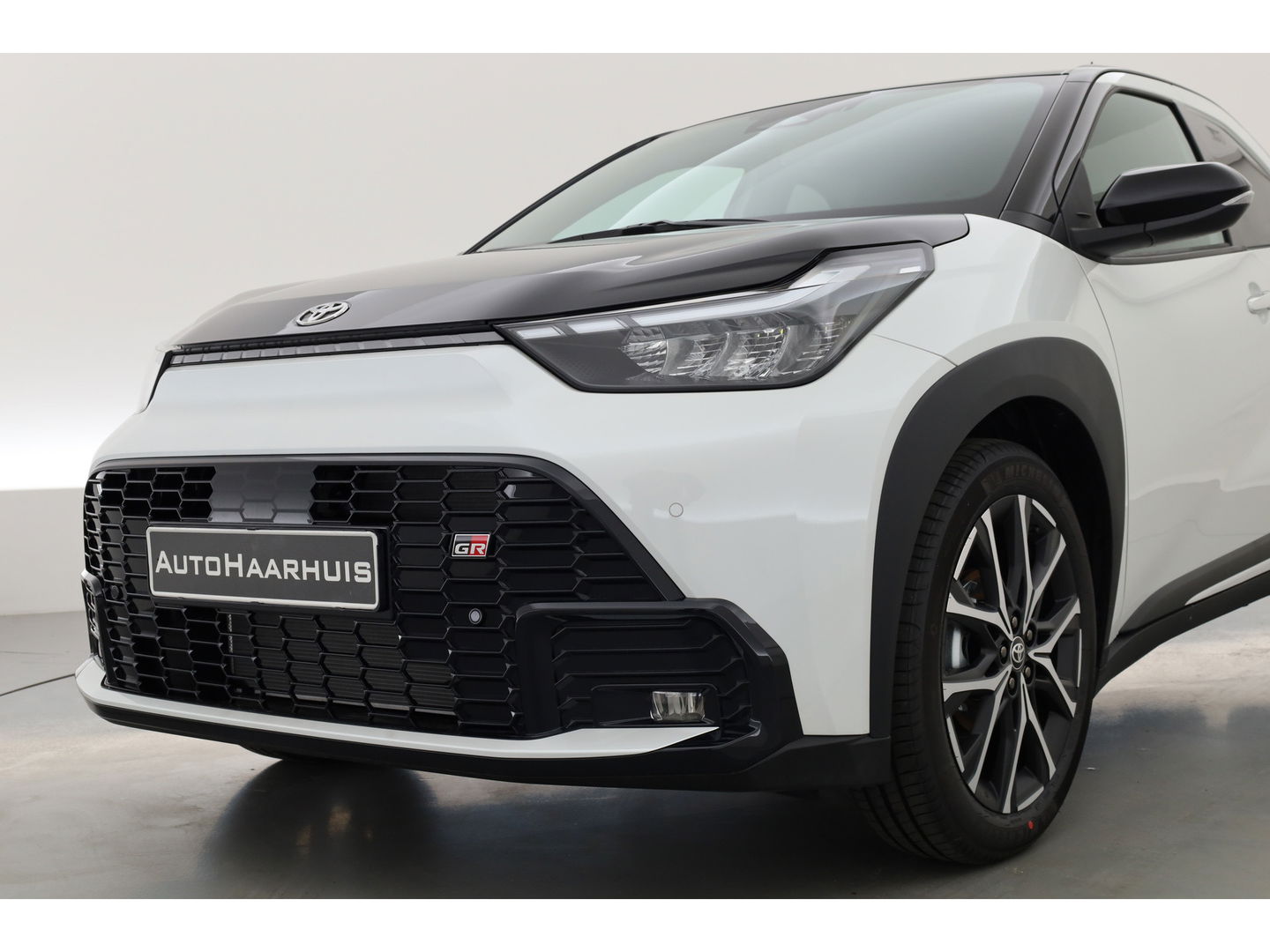 Toyota Aygo X Hybrid 115 GR Sport | Direct Leverbaar | Camera | Adapt. Cruise | JBL Audio | Keyless | Stoelverw. | Apple CarPlay |