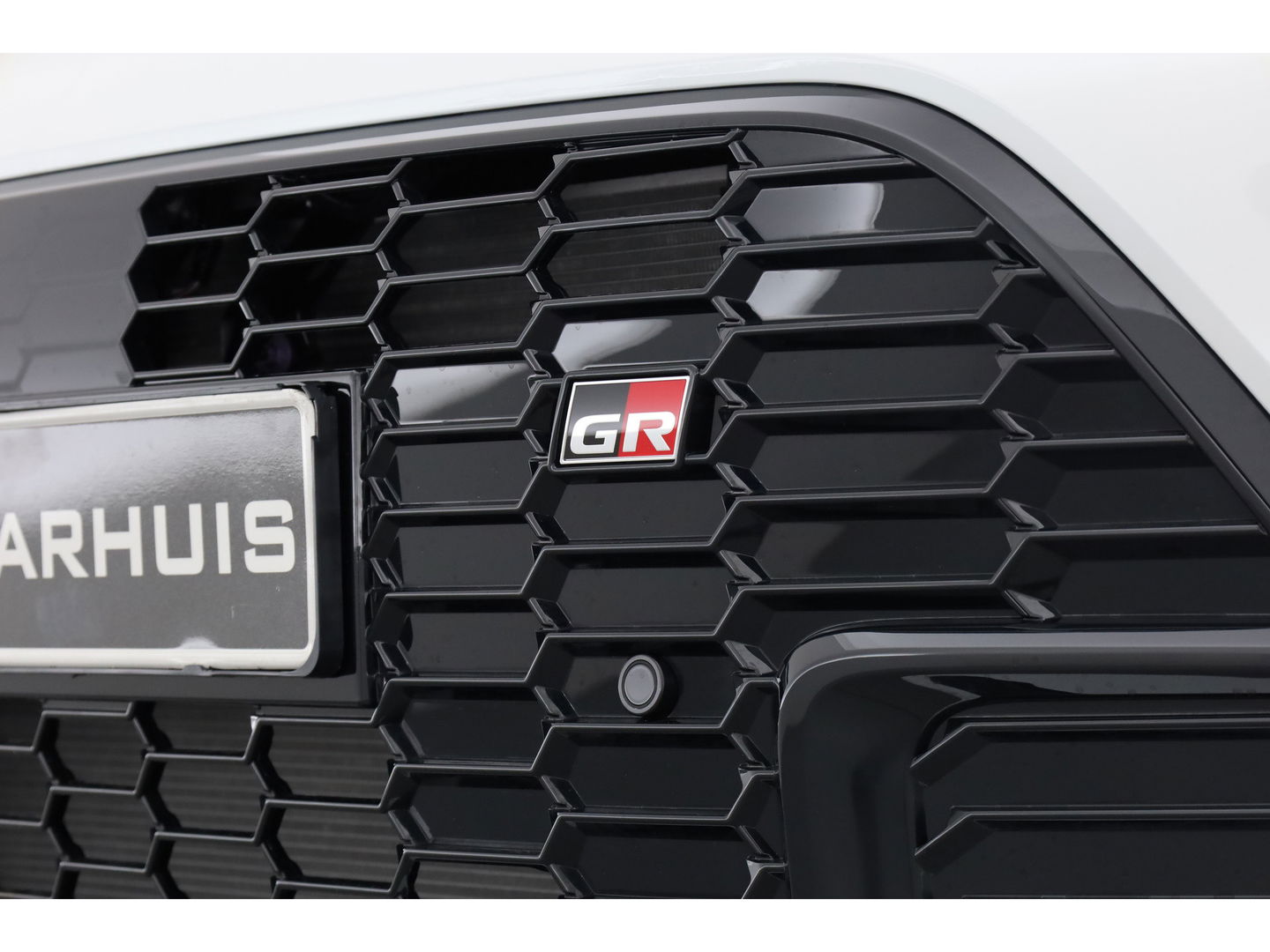 Toyota Aygo X Hybrid 115 GR Sport | Direct Leverbaar | Camera | Adapt. Cruise | JBL Audio | Keyless | Stoelverw. | Apple CarPlay |