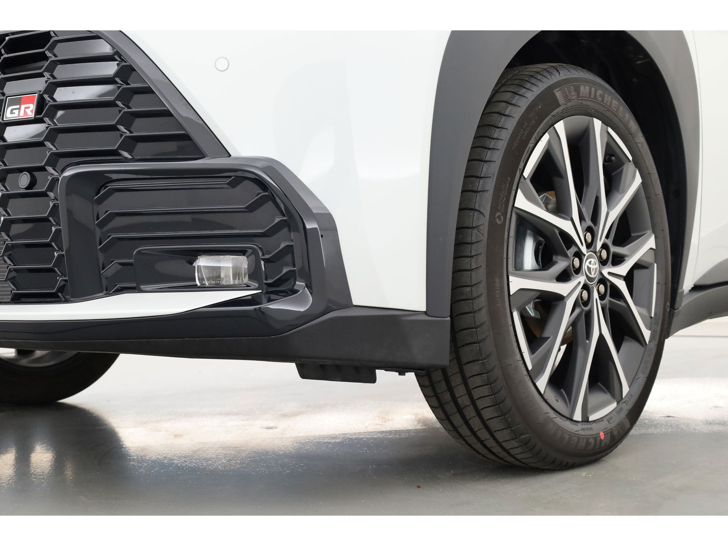 Toyota Aygo X Hybrid 115 GR Sport | Direct Leverbaar | Camera | Adapt. Cruise | JBL Audio | Keyless | Stoelverw. | Apple CarPlay |