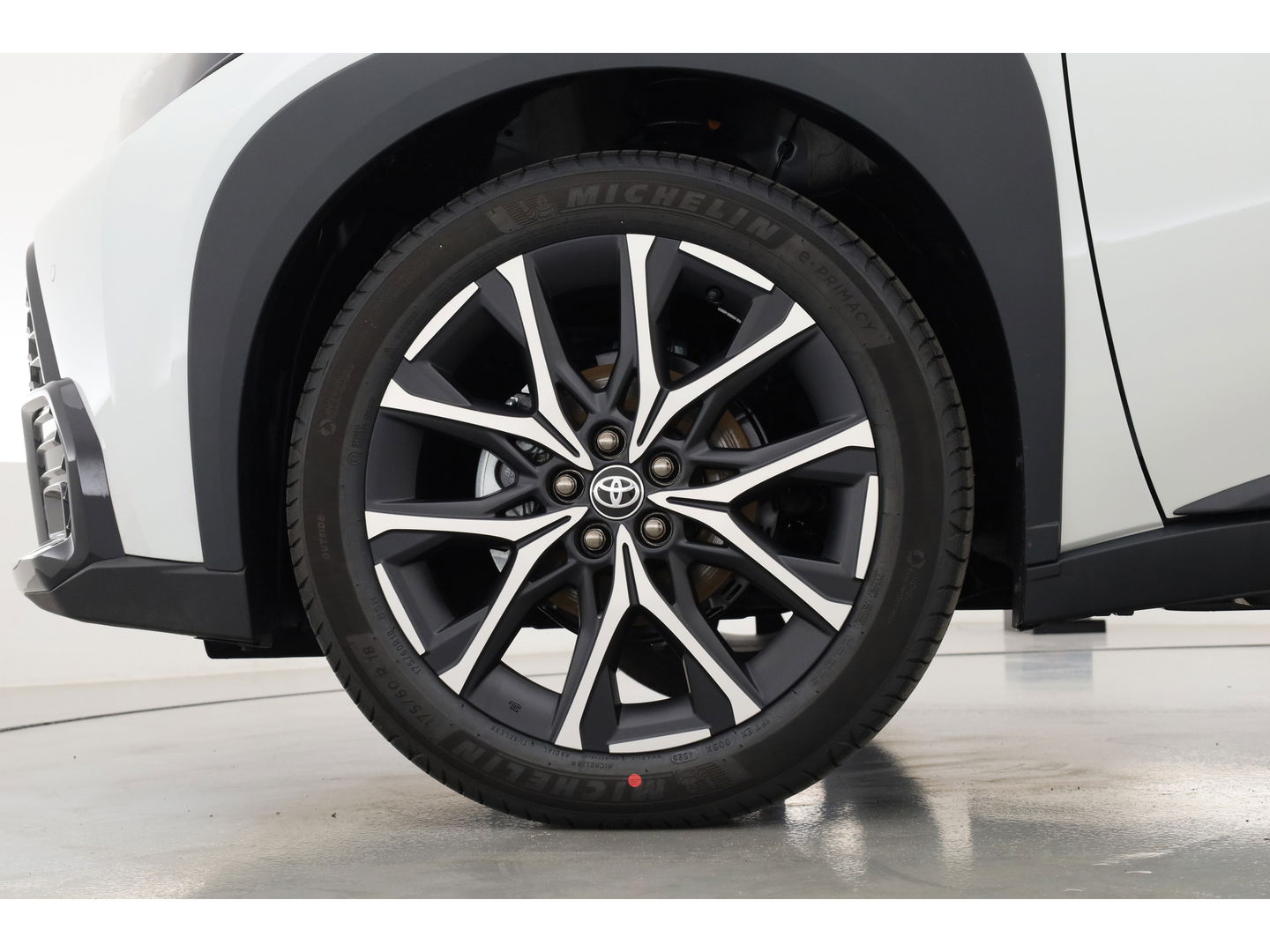 Toyota Aygo X Hybrid 115 GR Sport | Direct Leverbaar | Camera | Adapt. Cruise | JBL Audio | Keyless | Stoelverw. | Apple CarPlay |