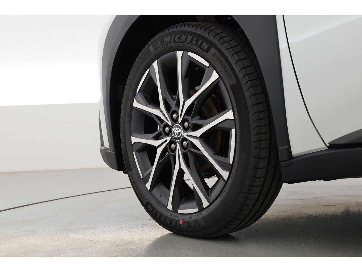 Toyota Aygo X Hybrid 115 GR Sport | Direct Leverbaar | Camera | Adapt. Cruise | JBL Audio | Keyless | Stoelverw. | Apple CarPlay |