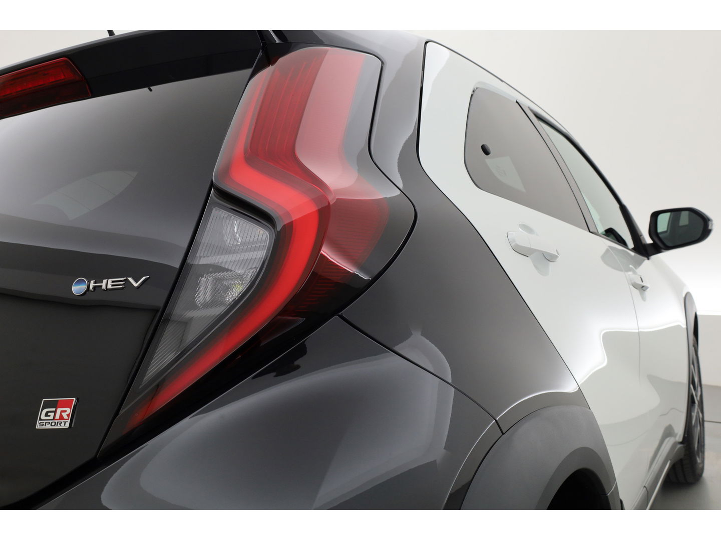 Toyota Aygo X Hybrid 115 GR Sport | Direct Leverbaar | Camera | Adapt. Cruise | JBL Audio | Keyless | Stoelverw. | Apple CarPlay |