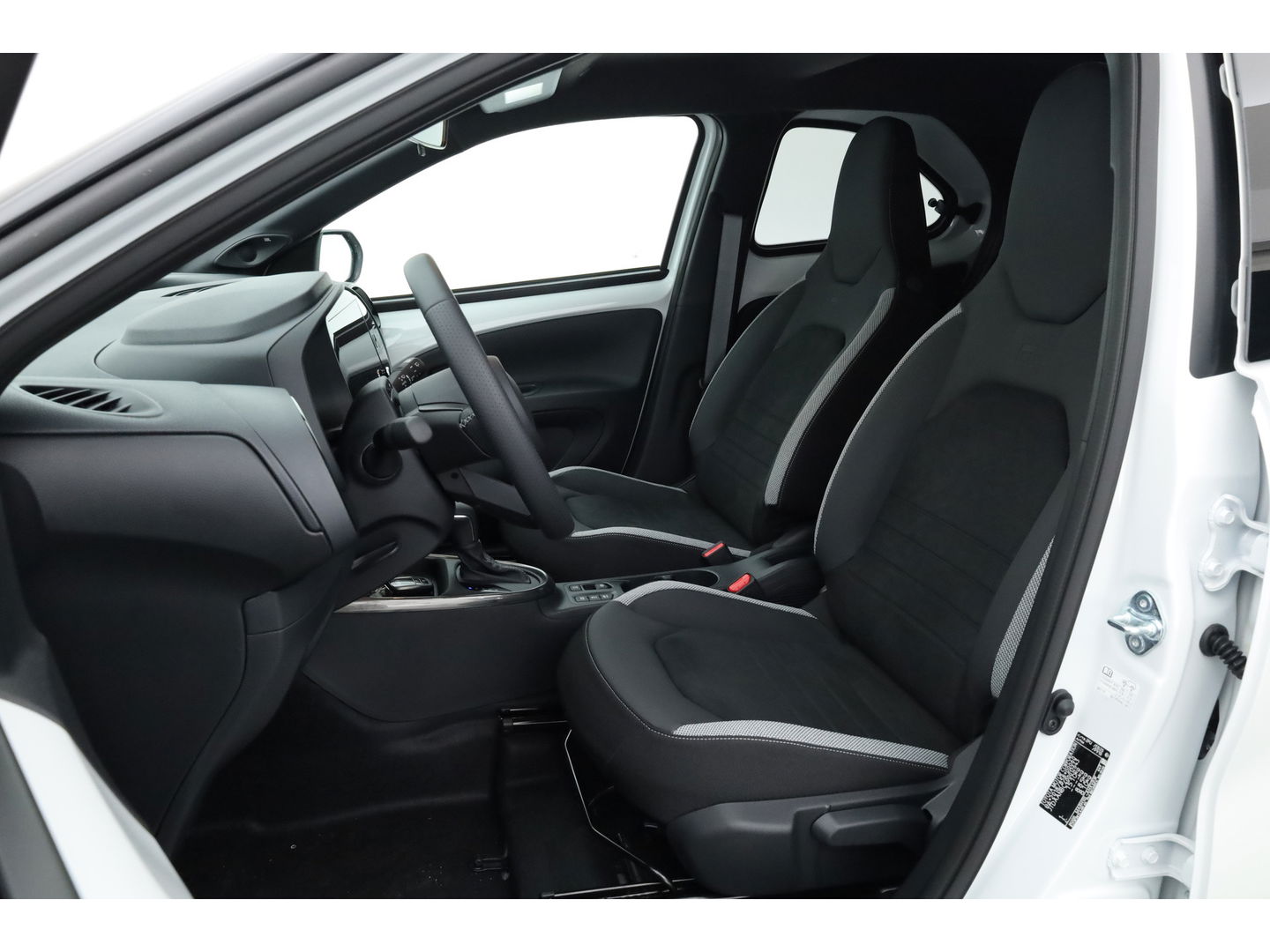 Toyota Aygo X Hybrid 115 GR Sport | Direct Leverbaar | Camera | Adapt. Cruise | JBL Audio | Keyless | Stoelverw. | Apple CarPlay |