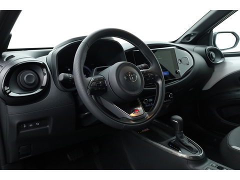 Toyota Aygo X Hybrid 115 GR Sport | Direct Leverbaar | Camera | Adapt. Cruise | JBL Audio | Keyless | Stoelverw. | Apple CarPlay |
