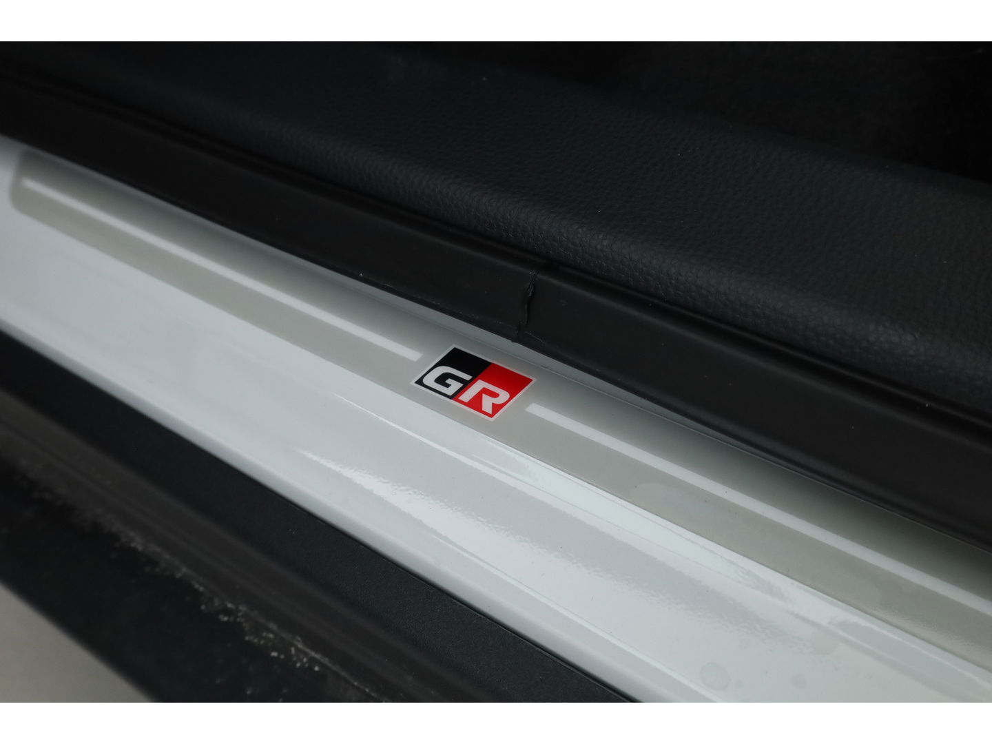 Toyota Aygo X Hybrid 115 GR Sport | Direct Leverbaar | Camera | Adapt. Cruise | JBL Audio | Keyless | Stoelverw. | Apple CarPlay |