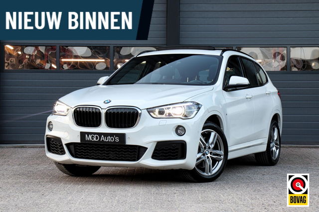 BMW X1 - sDrive20i M-Sport M-Pakket /LED/PANODAK/HARMAN-KARDON/ACC/HUD/TREKHAAK/KEYLESS/STOELVERW.!