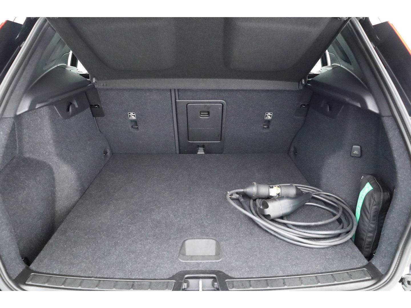 Volvo XC40 1.5 T5 Plug-in hybrid Ultimate Dark | Facelift | Pano-dak | 360 camera | H&K Audio | Adap. cruise | Blis | Elek. Stoelen |