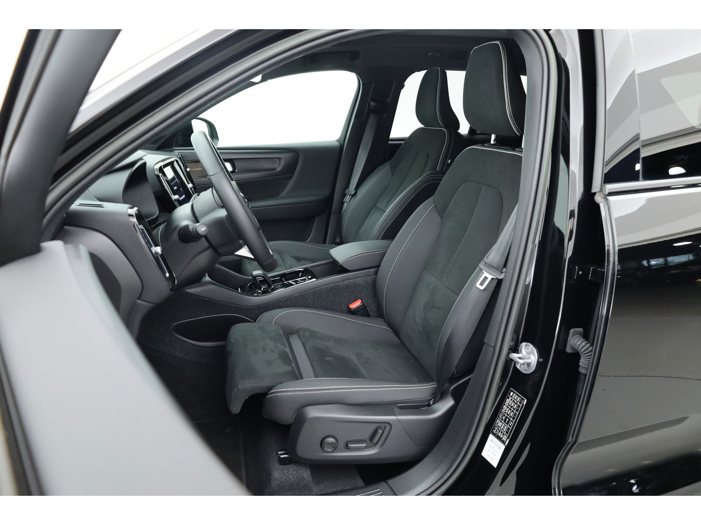 Volvo XC40 1.5 T5 Plug-in hybrid Ultimate Dark | Facelift | Pano-dak | 360 camera | H&K Audio | Adap. cruise | Blis | Elek. Stoelen |