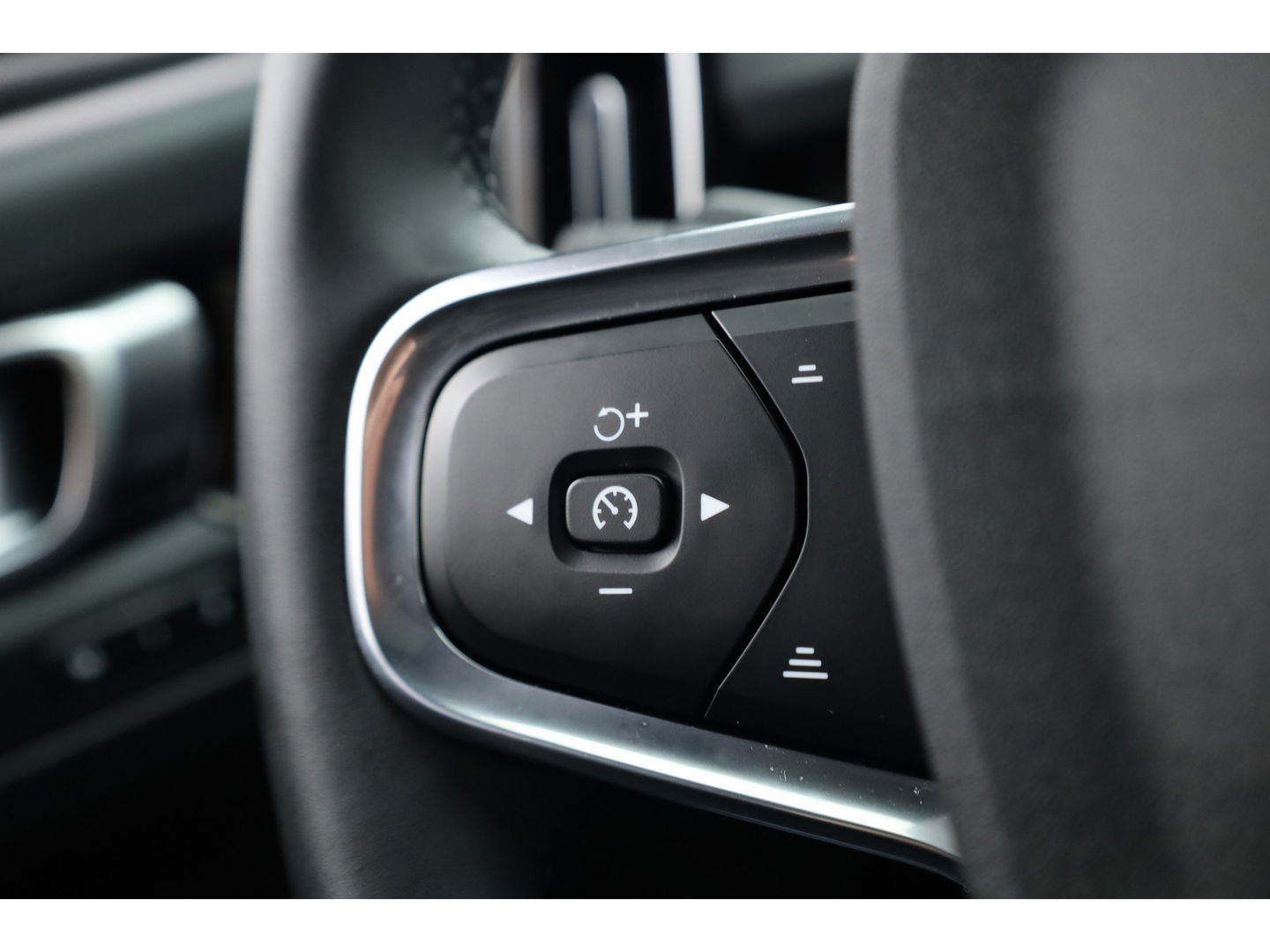 Volvo XC40 1.5 T5 Plug-in hybrid Ultimate Dark | Facelift | Pano-dak | 360 camera | H&K Audio | Adap. cruise | Blis | Elek. Stoelen |