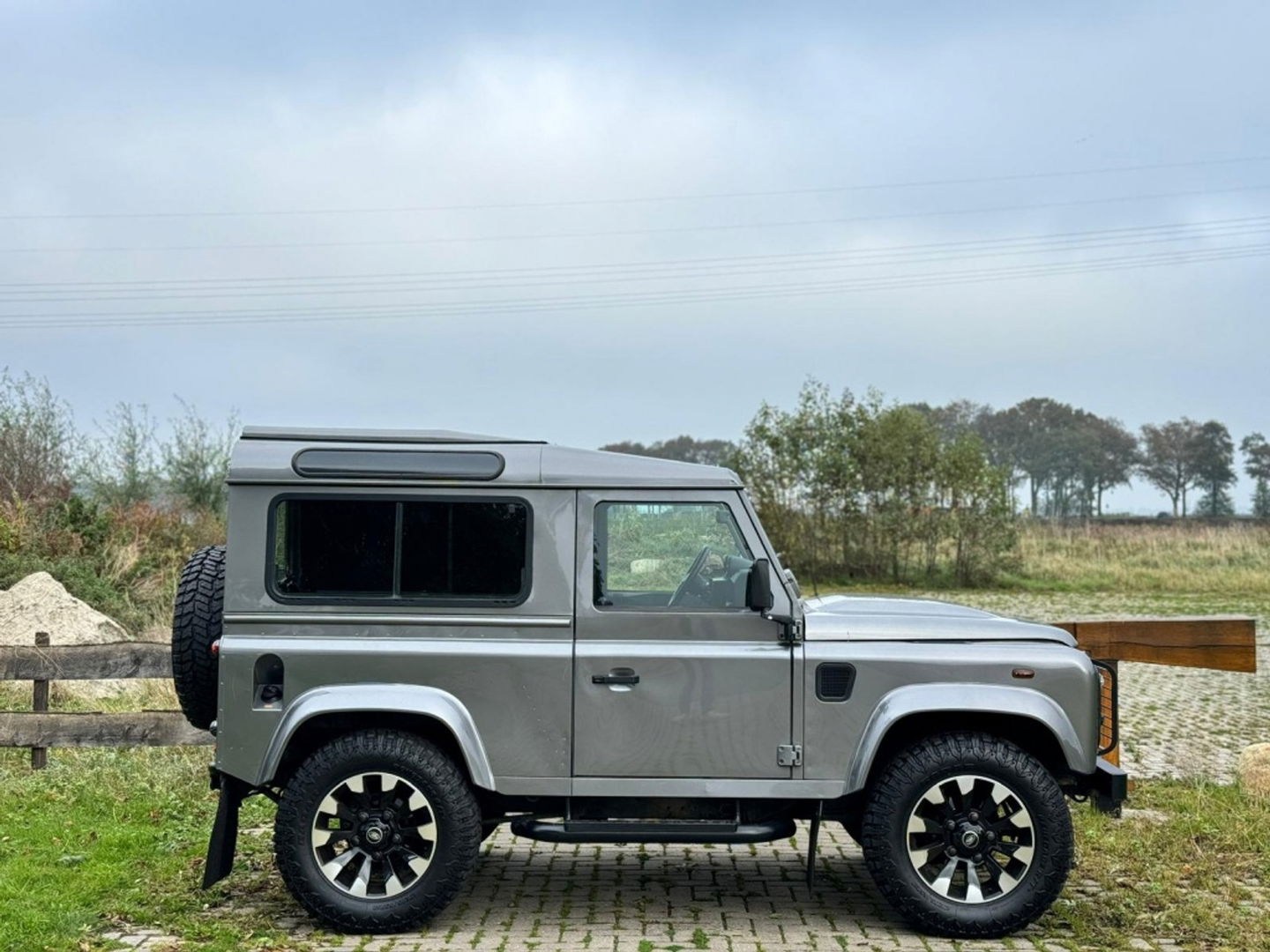 Land Rover Defender 2.4 TD4 HT 90" SE / Recaro / grijs kenteken / LED / *NAP*
