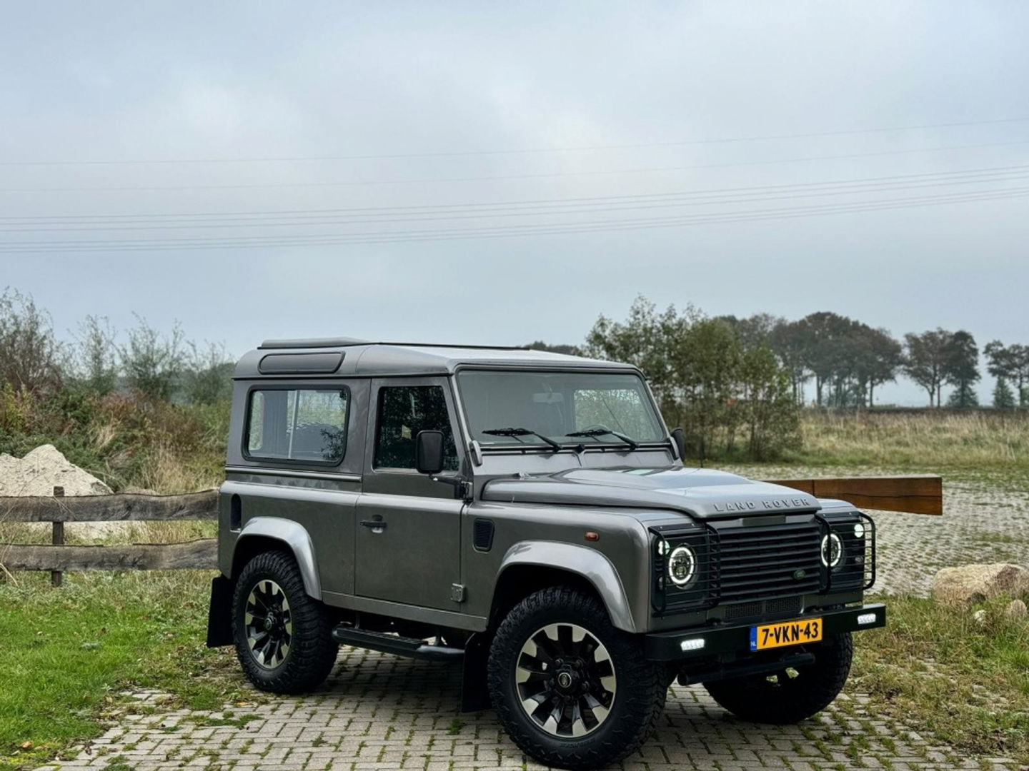 Land Rover Defender 2.4 TD4 HT 90" SE / Recaro / grijs kenteken / LED / *NAP*