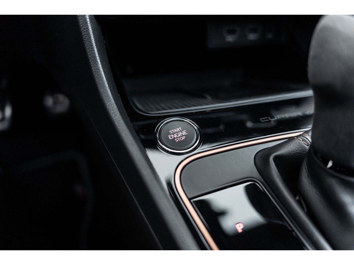 SEAT Leon ST 2.0 TSI CUPRA R 4DRIVE BLACKNESS GREY CARBON