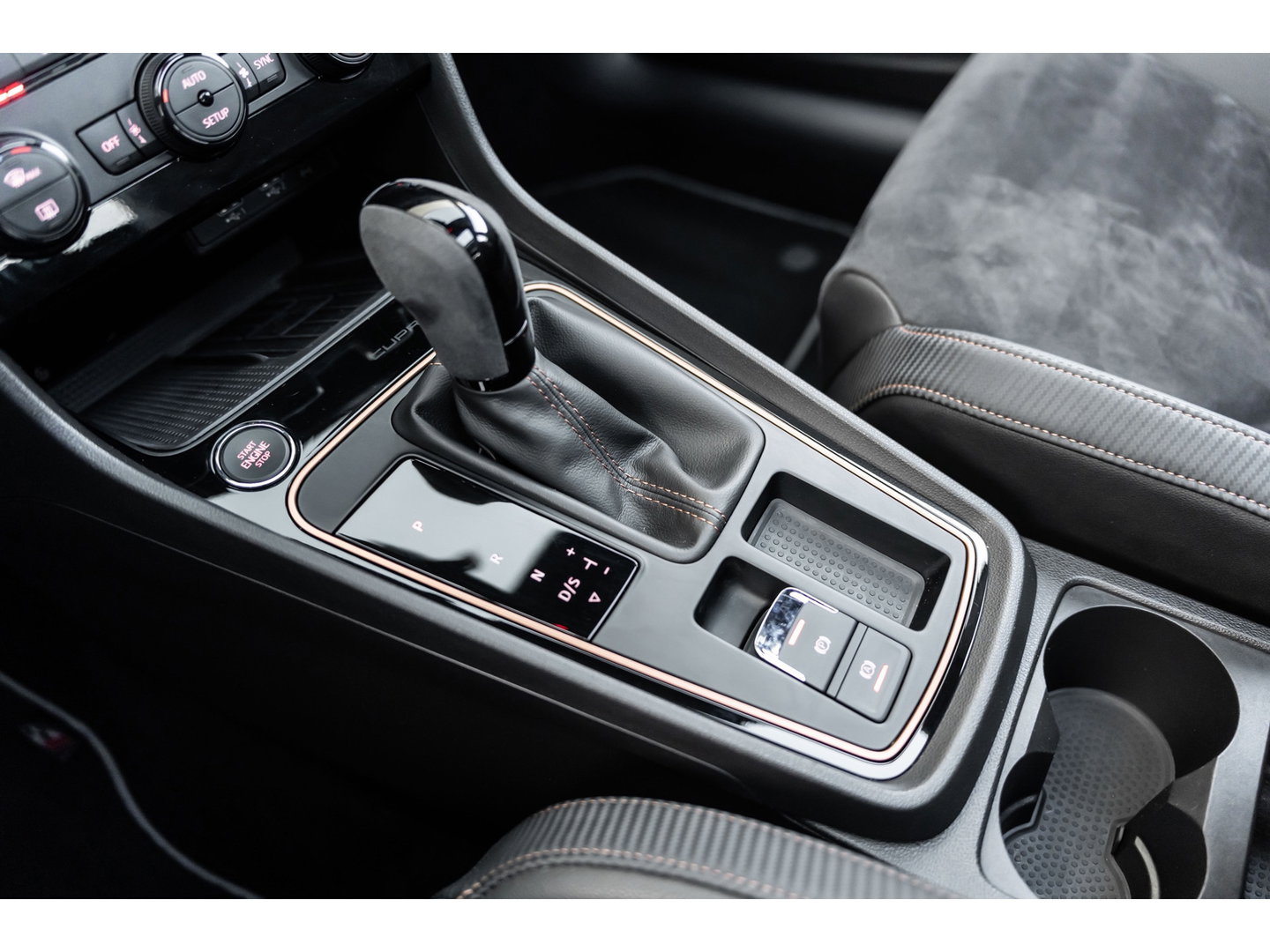 SEAT Leon ST 2.0 TSI CUPRA R 4DRIVE BLACKNESS GREY CARBON