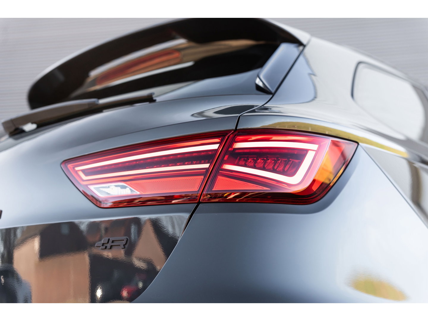 SEAT Leon ST 2.0 TSI CUPRA R 4DRIVE BLACKNESS GREY CARBON