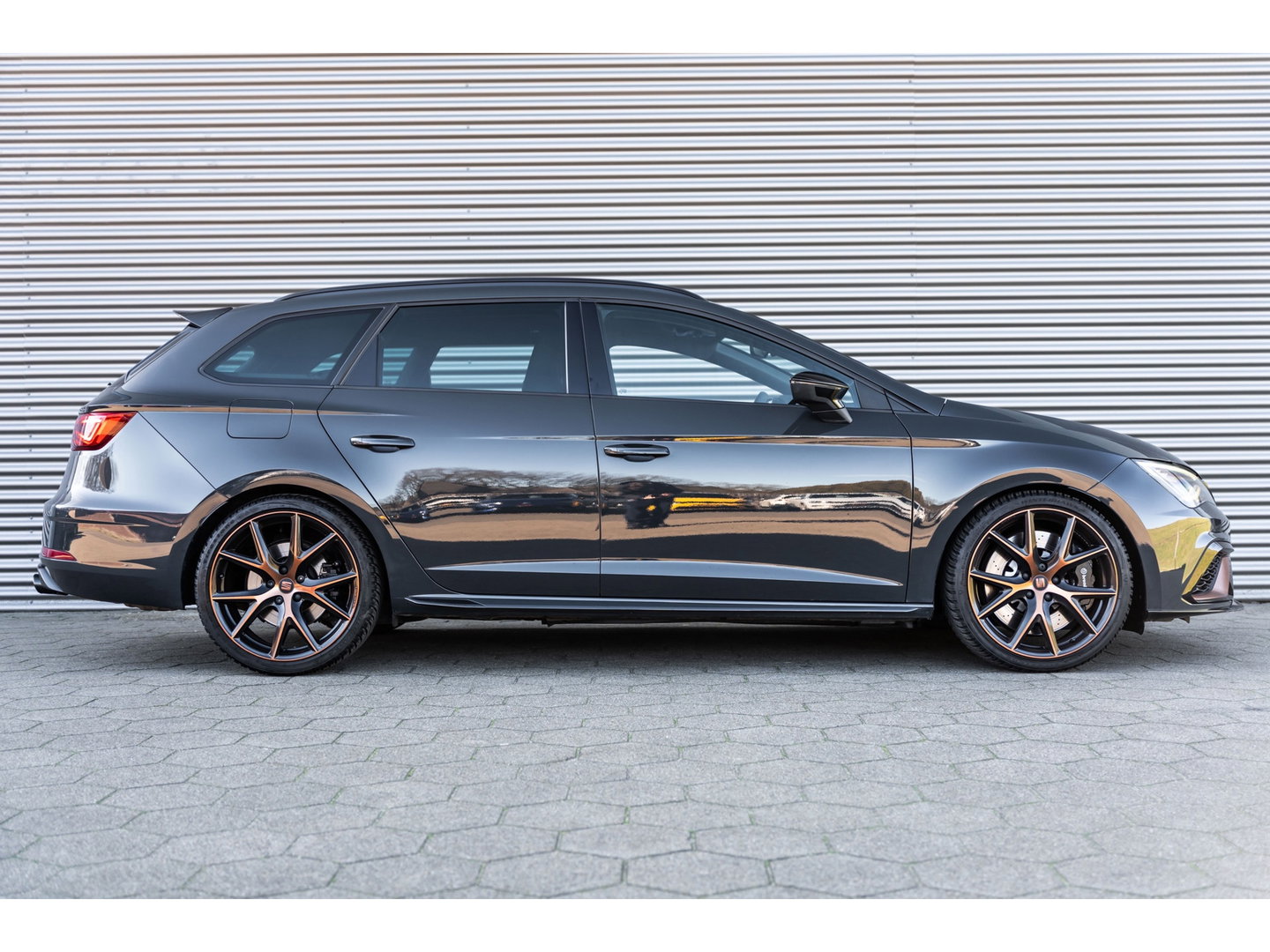 SEAT Leon ST 2.0 TSI CUPRA R 4DRIVE BLACKNESS GREY CARBON