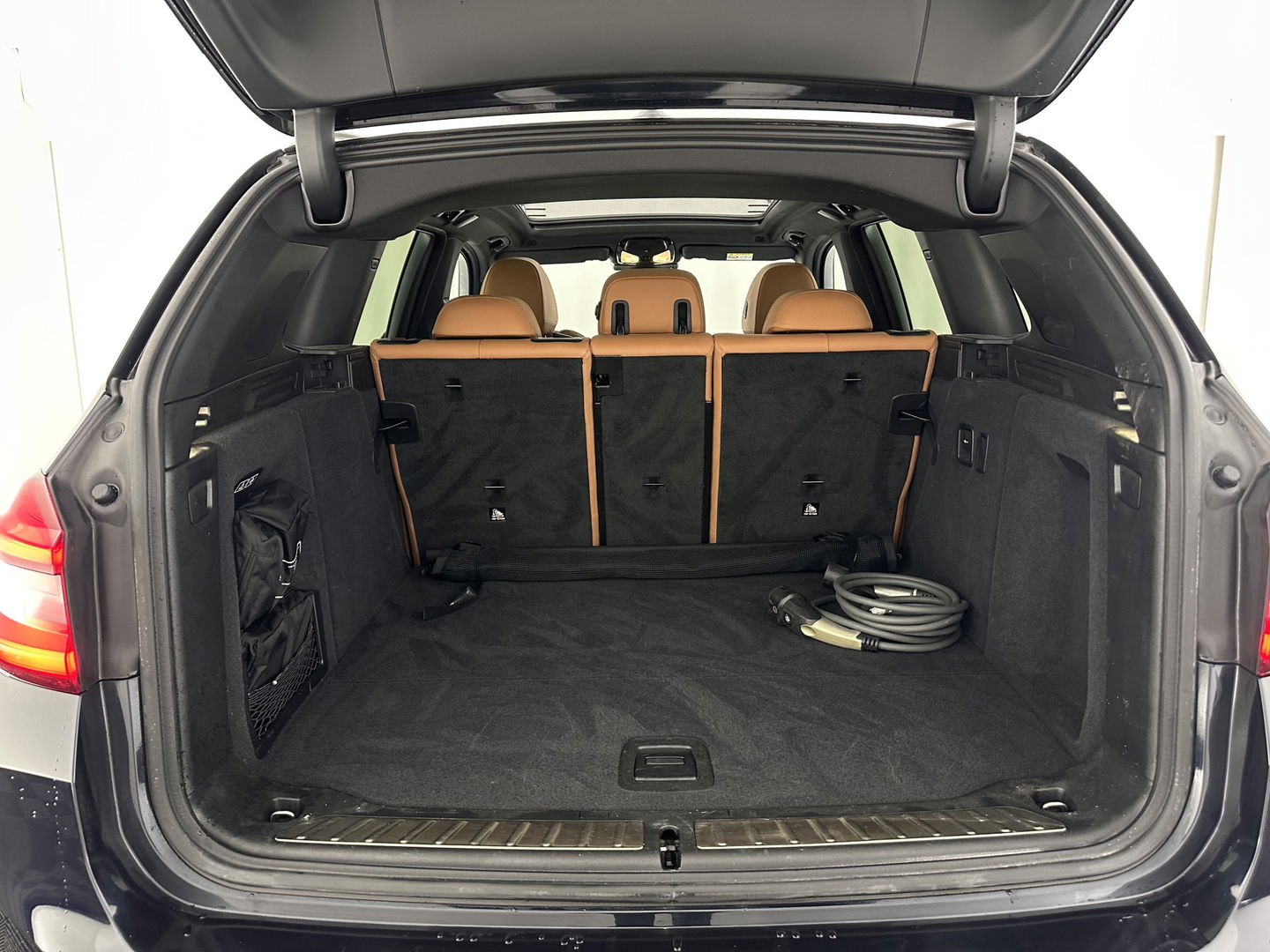 BMW iX3 High Executive 80 kWh [ 3-Fase-11kW ] {SOH-96%} (INCL-BTW) Aut. *PANO | LEATHER | HARMAN/KARDON | FULL-LED | BLINDSPOT | MEMORY-PACK | DIGI-COCKPIT | HEATED-SPORTSEATS | KEYLESS | TOPVIEW | DAB+ | NAVI-FULLMAP | HEAD-UP | PRIVACY-GLASS |