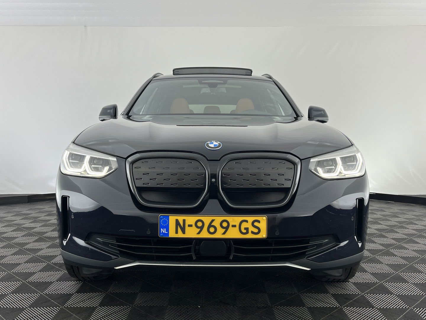 BMW iX3 High Executive 80 kWh [ 3-Fase-11kW ] {SOH-96%} (INCL-BTW) Aut. *PANO | LEATHER | HARMAN/KARDON | FULL-LED | BLINDSPOT | MEMORY-PACK | DIGI-COCKPIT | HEATED-SPORTSEATS | KEYLESS | TOPVIEW | DAB+ | NAVI-FULLMAP | HEAD-UP | PRIVACY-GLASS |