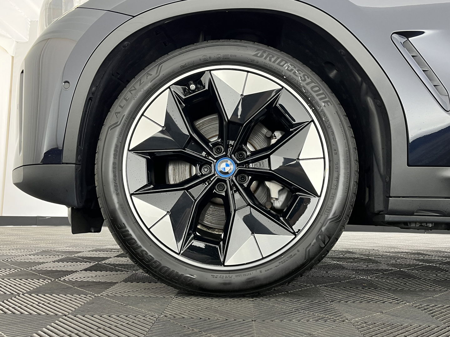 BMW iX3 High Executive 80 kWh [ 3-Fase-11kW ] {SOH-96%} (INCL-BTW) Aut. *PANO | LEATHER | HARMAN/KARDON | FULL-LED | BLINDSPOT | MEMORY-PACK | DIGI-COCKPIT | HEATED-SPORTSEATS | KEYLESS | TOPVIEW | DAB+ | NAVI-FULLMAP | HEAD-UP | PRIVACY-GLASS |