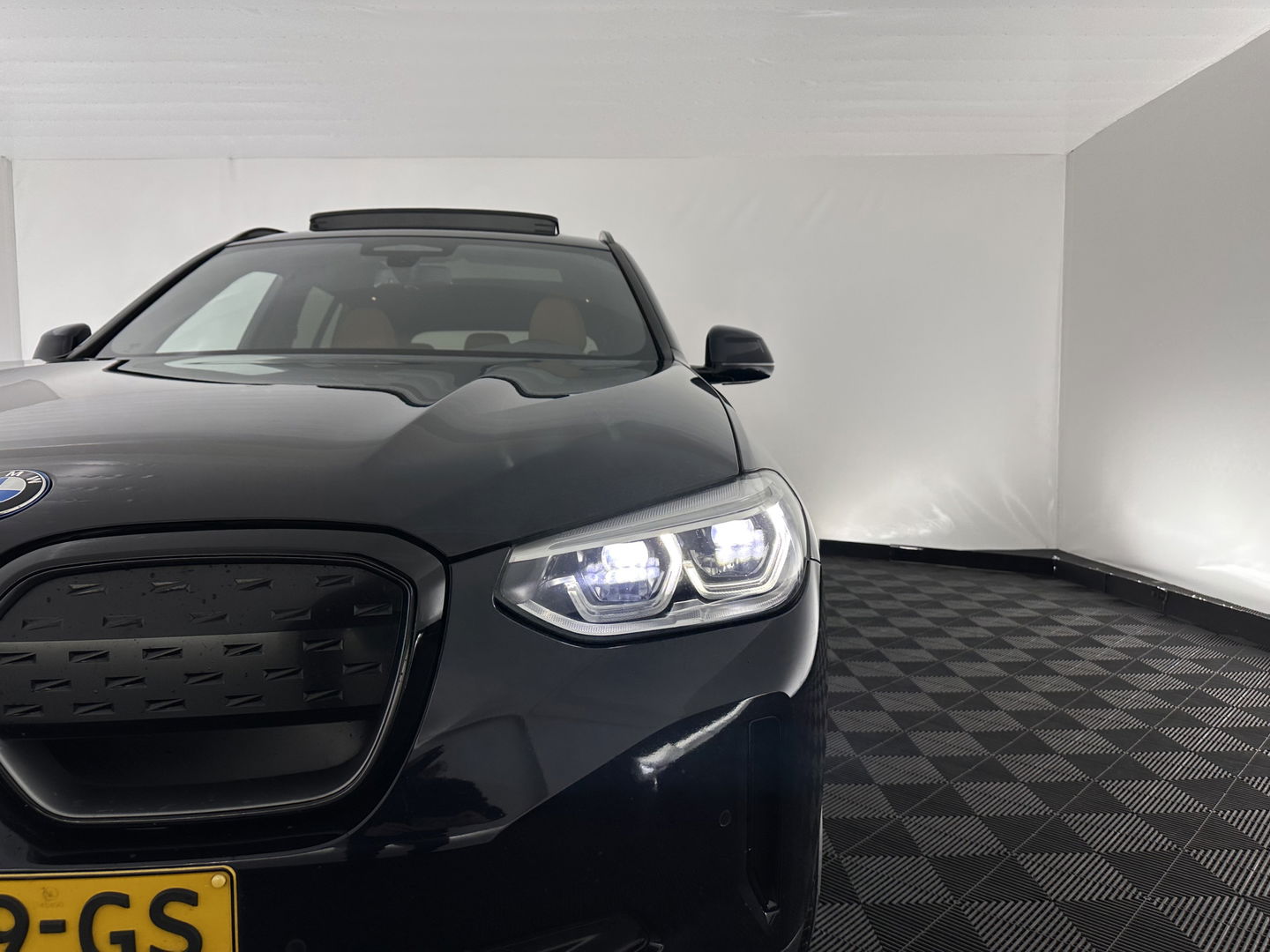 BMW iX3 High Executive 80 kWh [ 3-Fase-11kW ] {SOH-96%} (INCL-BTW) Aut. *PANO | LEATHER | HARMAN/KARDON | FULL-LED | BLINDSPOT | MEMORY-PACK | DIGI-COCKPIT | HEATED-SPORTSEATS | KEYLESS | TOPVIEW | DAB+ | NAVI-FULLMAP | HEAD-UP | PRIVACY-GLASS |