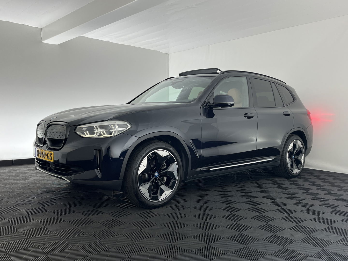 BMW iX3 High Executive 80 kWh [ 3-Fase-11kW ] {SOH-96%} (INCL-BTW) Aut. *PANO | LEATHER | HARMAN/KARDON | FULL-LED | BLINDSPOT | MEMORY-PACK | DIGI-COCKPIT | HEATED-SPORTSEATS | KEYLESS | TOPVIEW | DAB+ | NAVI-FULLMAP | HEAD-UP | PRIVACY-GLASS |